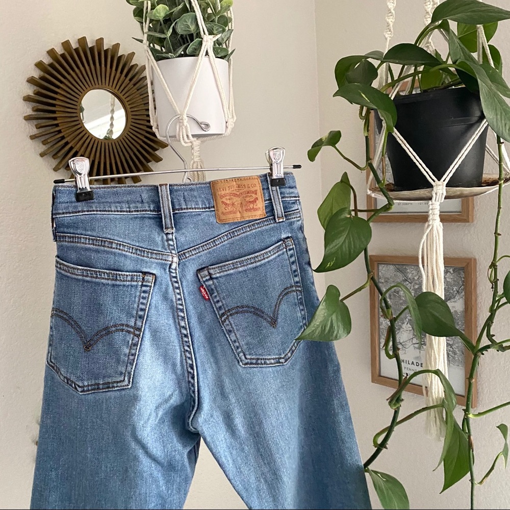 Levi’s Wedgie straight medium wash jeans with rips